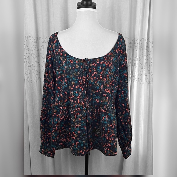 Floral top 🖤 - Picture 1 of 11